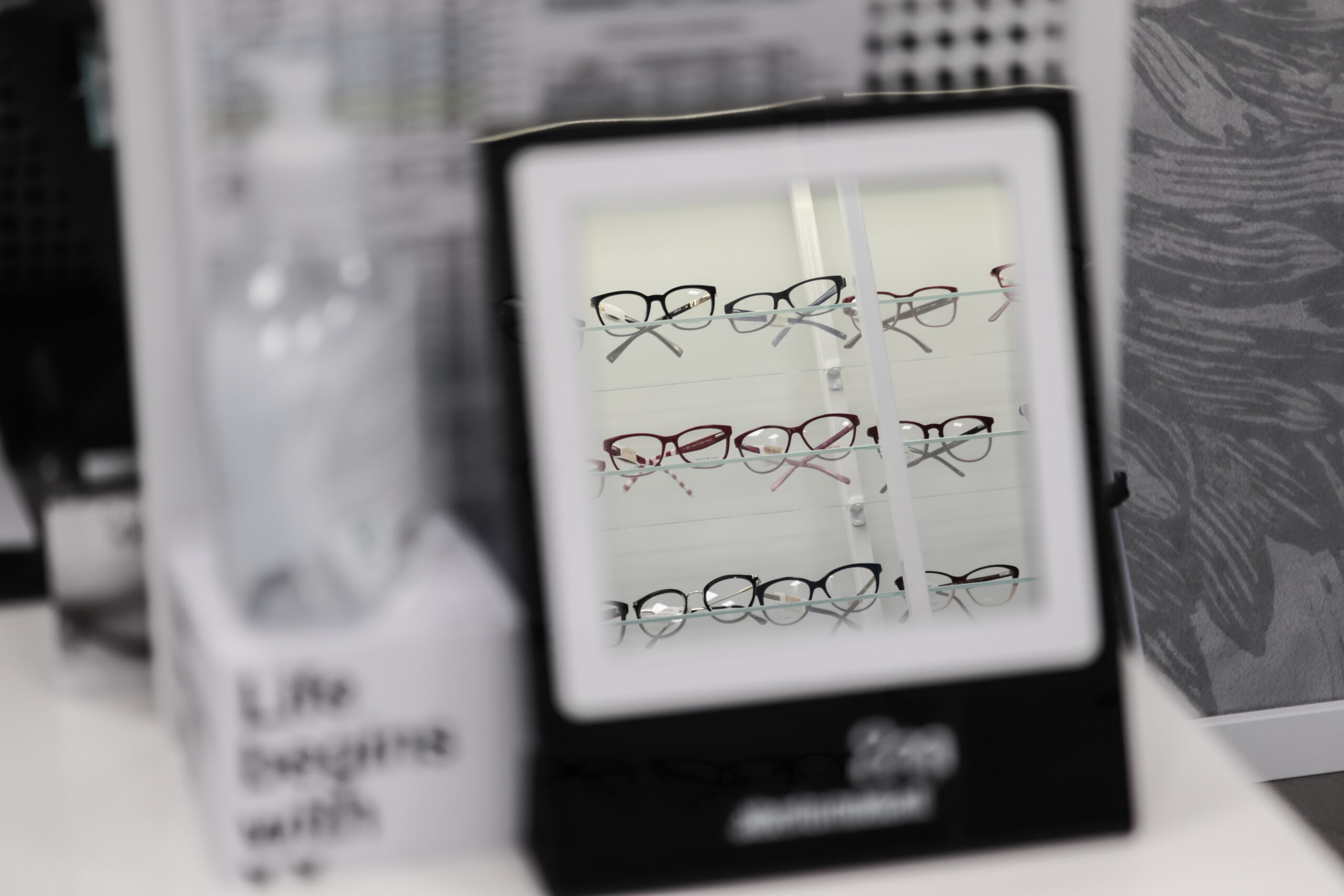 Okulary na półce widoczne w lustrze