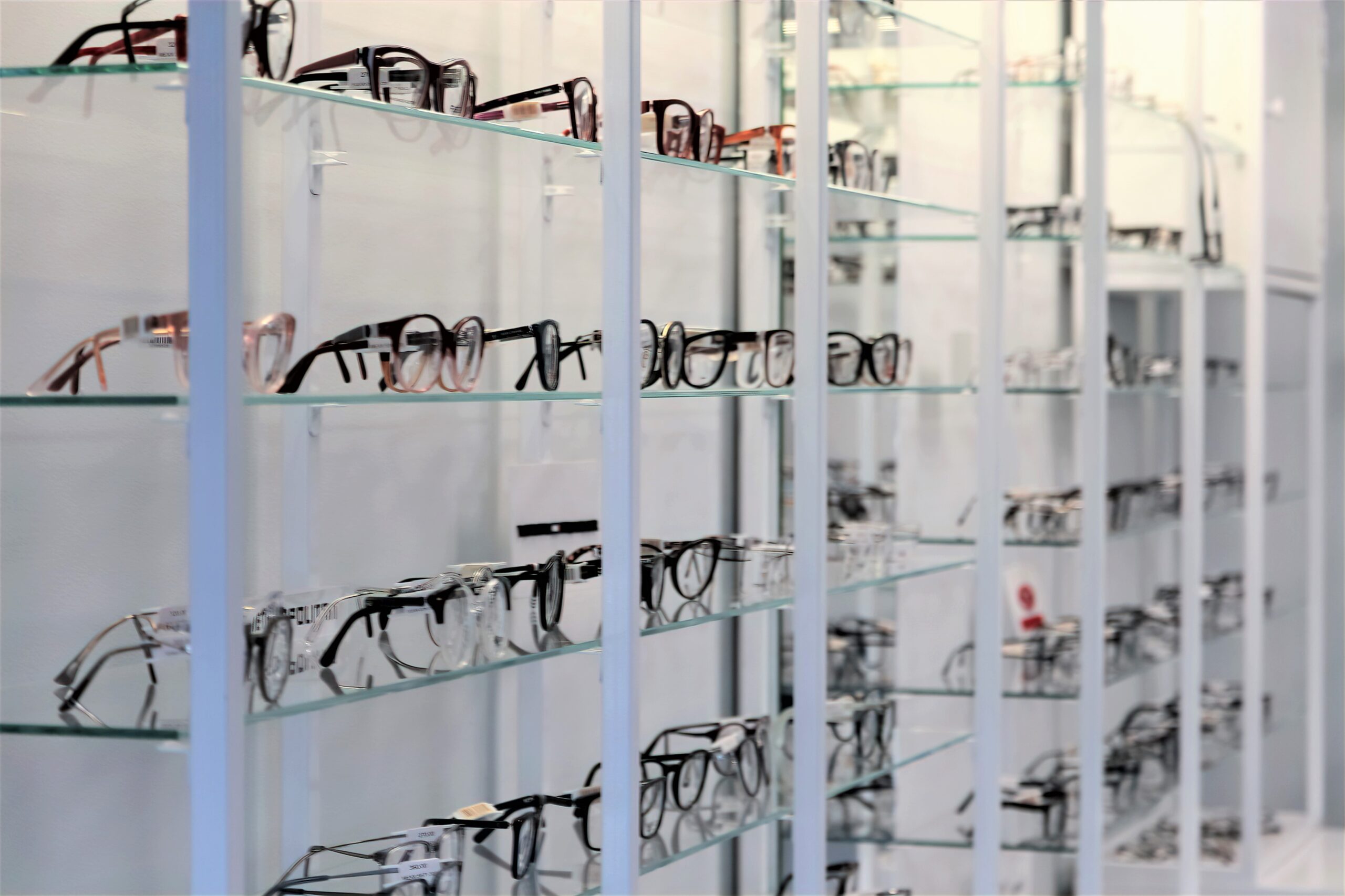Półka z okularami w salonie optycznym